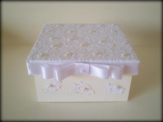 Caixinha trabalhada em renda