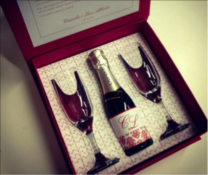 Convite com taças e espumante