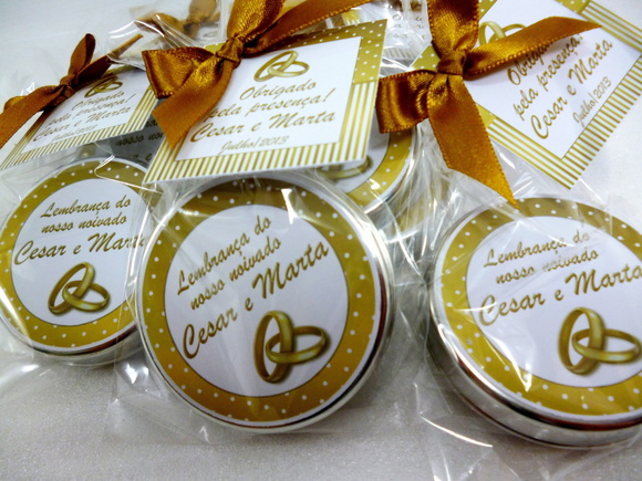 Latinha com balas para lembrancinha de noivado
