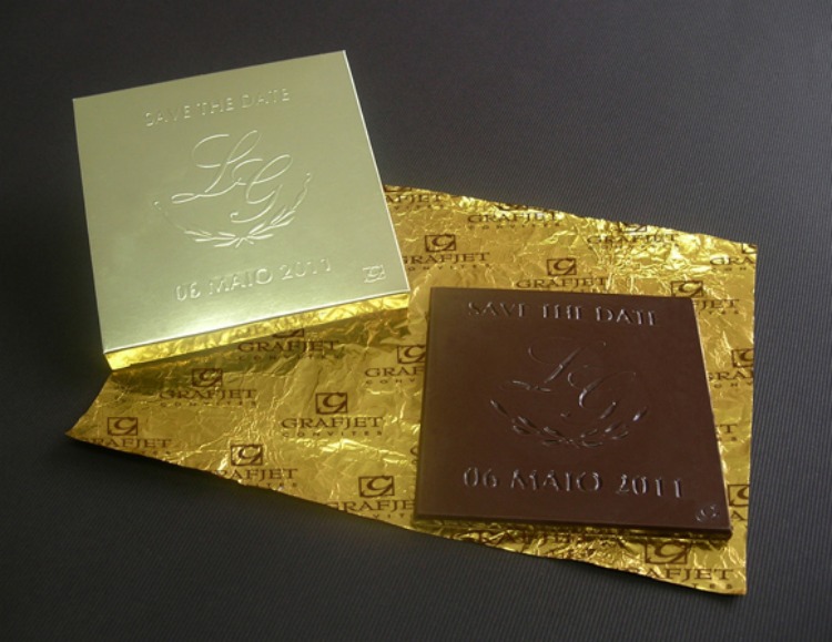 Barra de chocolate em papel dourado