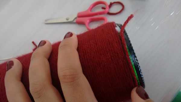 Corte a ponta da lã e passe cola