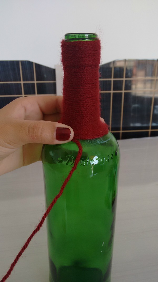 Enrole toda a garrafa com lã