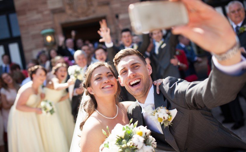 selfie na porta da igreja